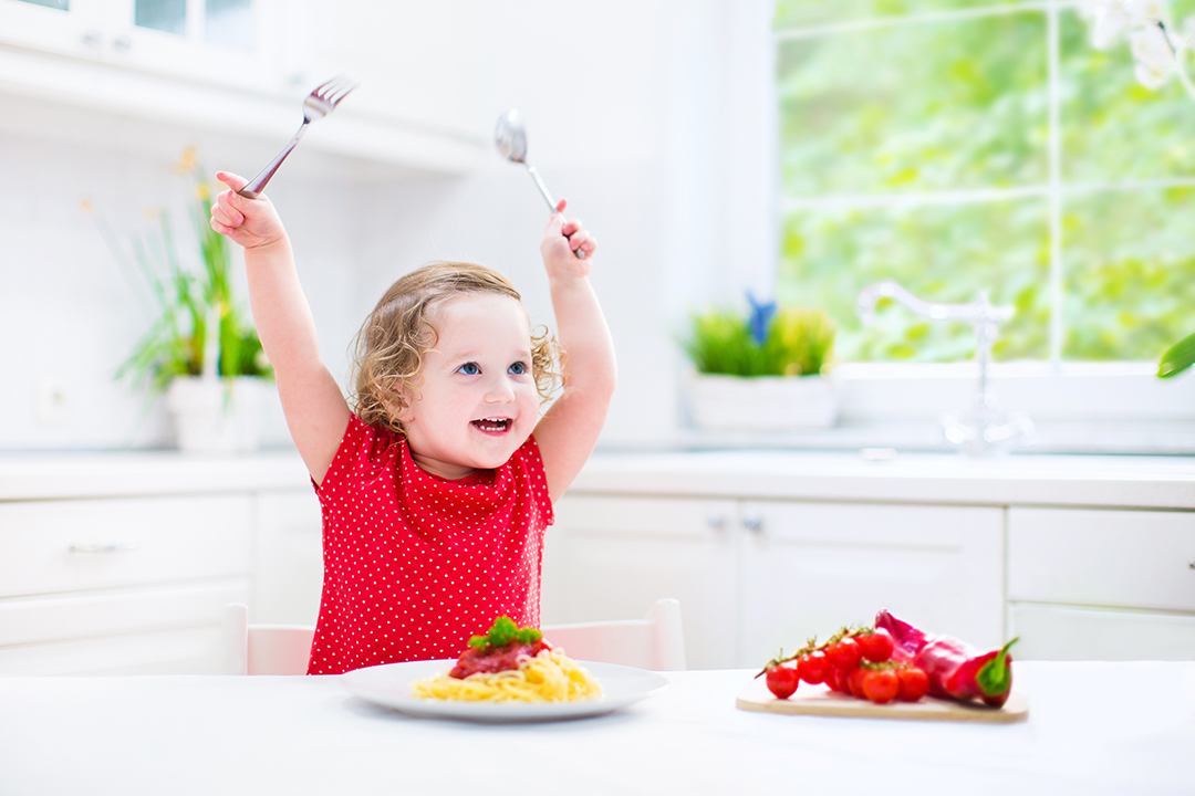 Kleinkind isst Spaghetti