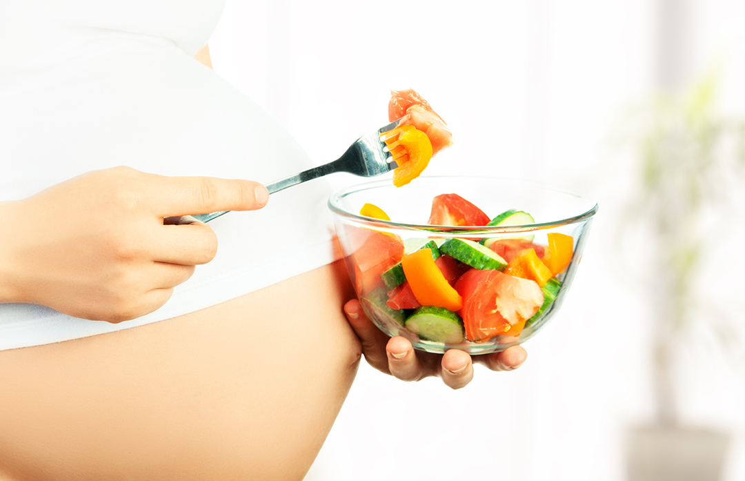 Schwangere mit Essen